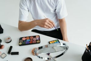 Read more about the article Long-Lasting Makeup Tips for Humid Weather | Sweat-Proof Guide