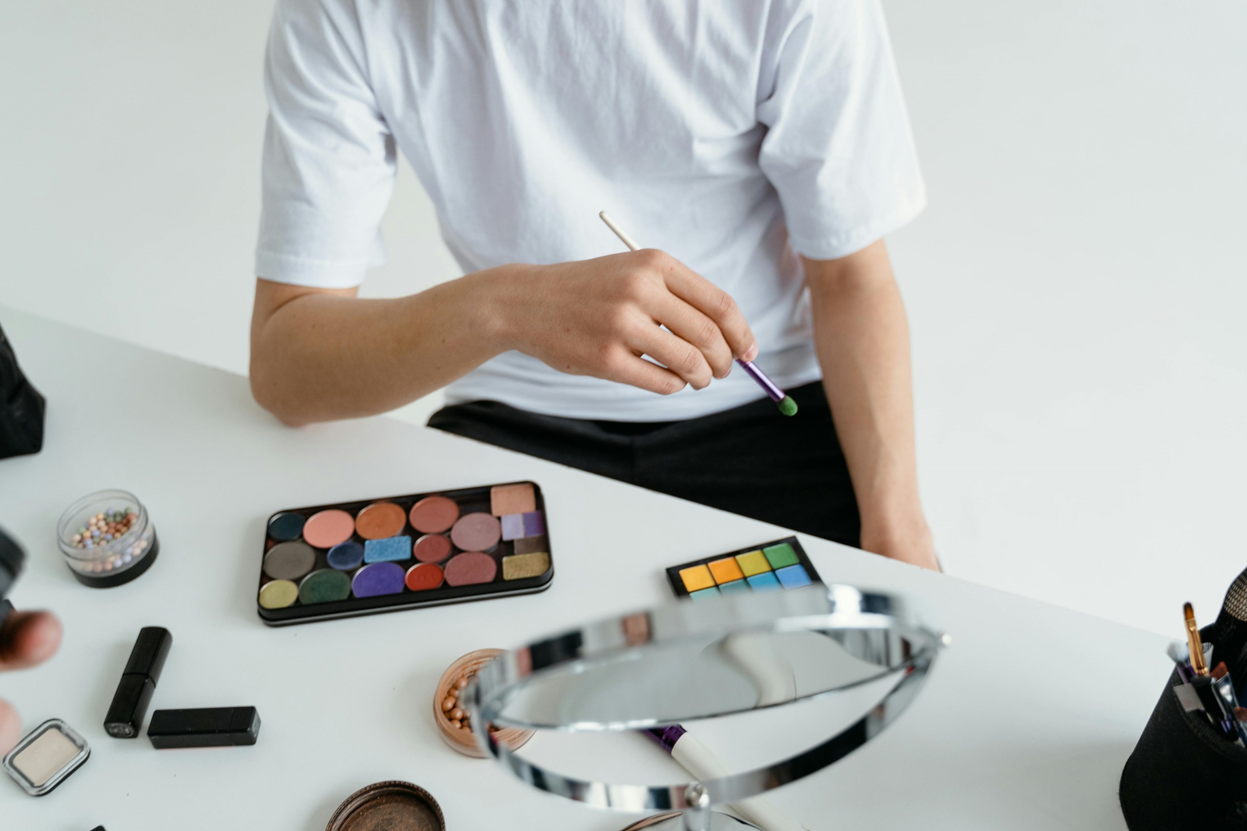 Read more about the article Long-Lasting Makeup Tips for Humid Weather | Sweat-Proof Guide